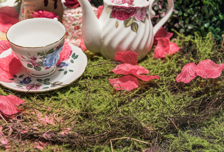 盘子春天怀旧带有花瓣和老式瓷茶具的豪华奶油野餐派对场景图片
