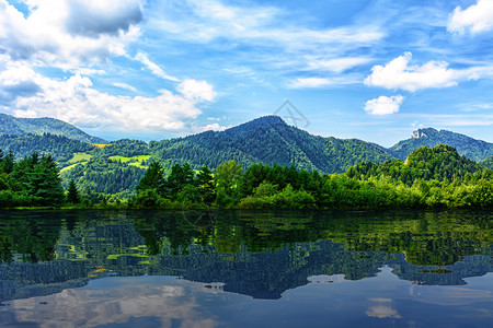 湖泊混合体中反射出的闪光山峰和蓝天空的古晶全景蓝色云春天图片