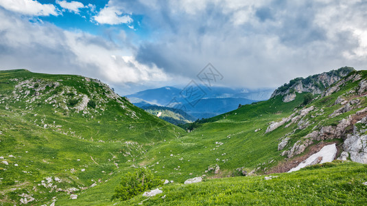 爬坡道风景美丽的俄罗斯高加索拉戈纳基山区谷和高草原高清图片