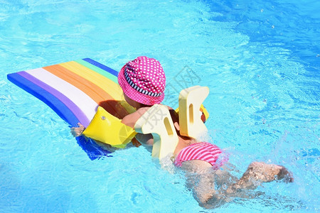 儿童在游泳池游泳图片