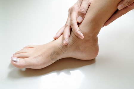 妇女脚踝受伤触摸脚疼痛骨科炎美丽图片