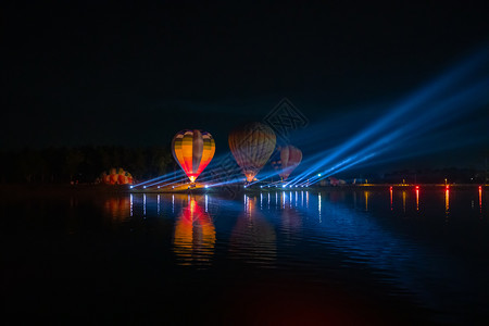 水面上多彩的热气球图片