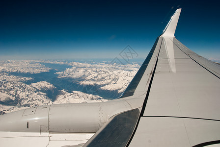 蓝色的意大利多洛米山脉的空中飞机视图旅游日出图片