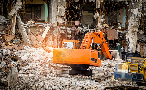 建筑学爆破因炸而毁坏的建筑工业被摧毁废弃混凝土建筑废墟和碎片地震破坏飓风灾害损或倒塌建筑物BackhoeBackhoe或者背景图片