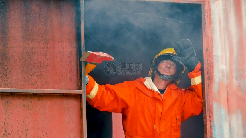 消防员用水管化学泡沫喷洒剂发动机与火焰战斗的消防员Fierman戴硬帽身穿防火灭器方面的营救训练制服难的财产软管图片