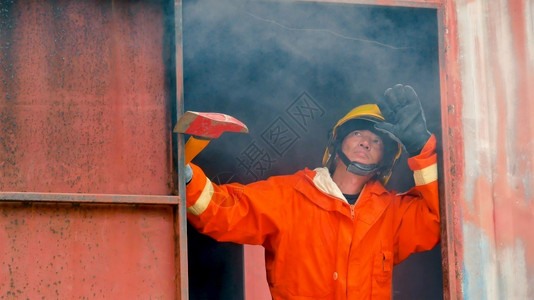 消防员帽矢量图消防员用水管化学泡沫喷洒剂发动机与火焰战斗的消防员Fierman戴硬帽身穿防火灭器方面的营救训练制服难的财产软管背景