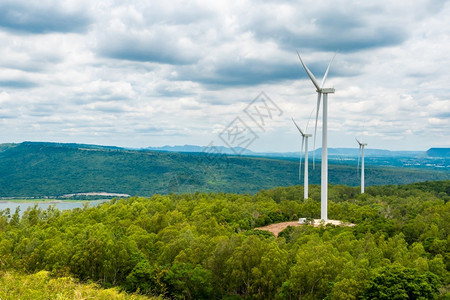 自然峡谷和树天空背景中的风能涡轮机源产生无害喷泉场绿色可持续的春天图片