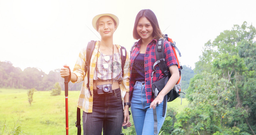 团体带着朋友背包一起徒步旅行看在路边照相摄影机拍寻找快乐的喜悦假期概念旅行时间较慢亚洲集团青年群与朋友背包一起远足旅行泰国背包客图片