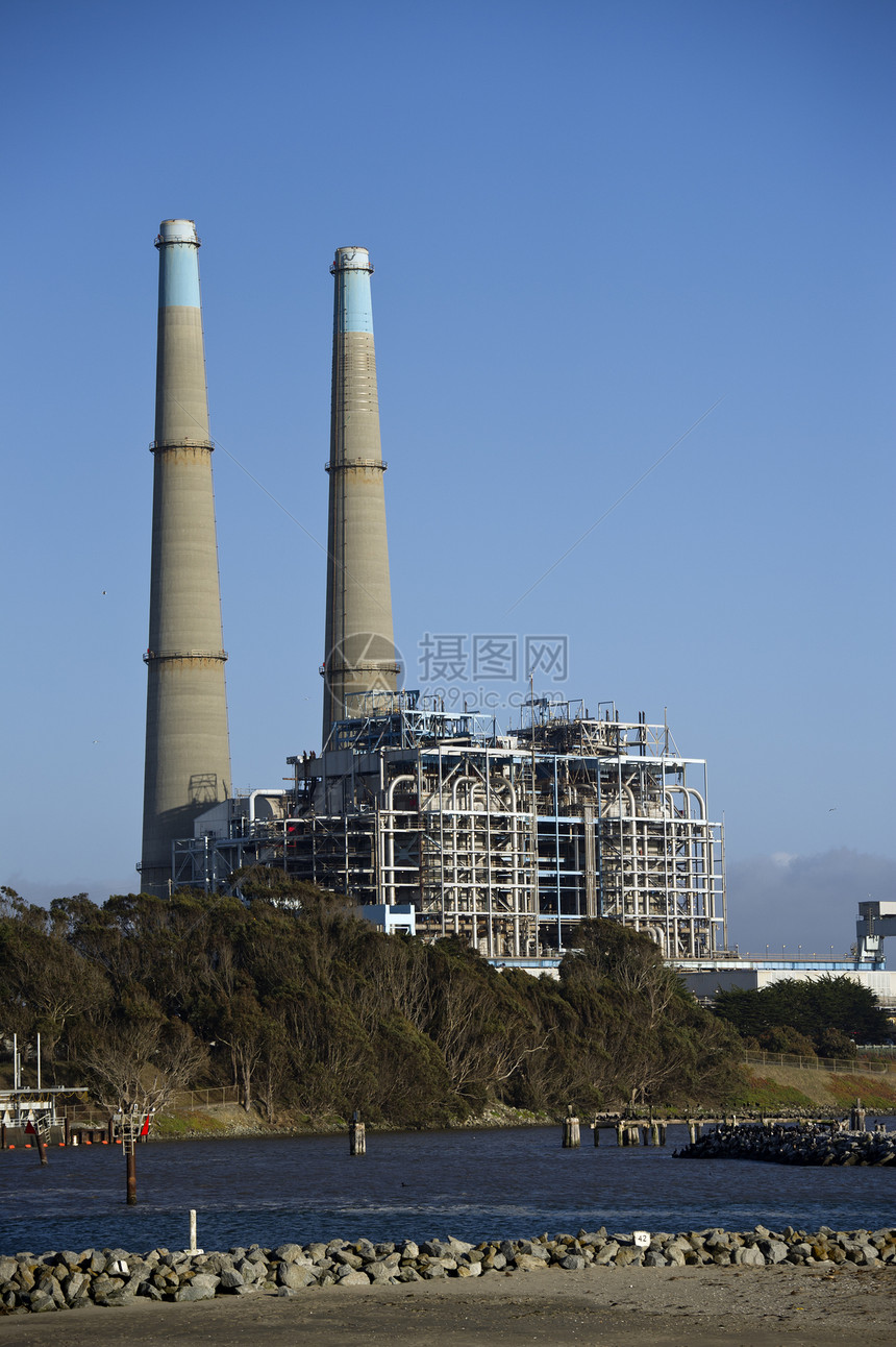 油发光的一个巨大工厂以自然背景为拍摄蒸馏器图片