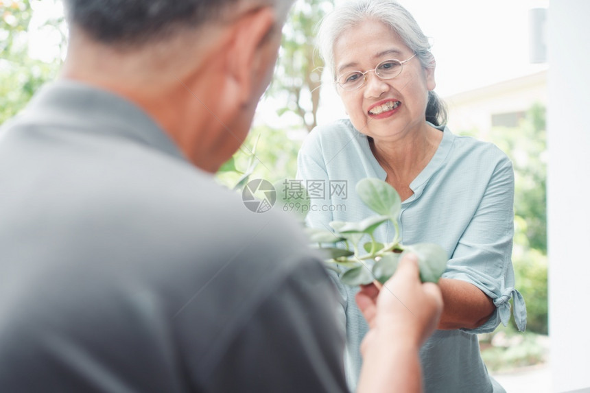 家庭一个快乐和笑的亚洲老年妇女在退休后与丈夫一起为业余爱好而种植一个幸福和微笑的年长妇女这个概念是老年人过上幸福和健康生活的概念图片