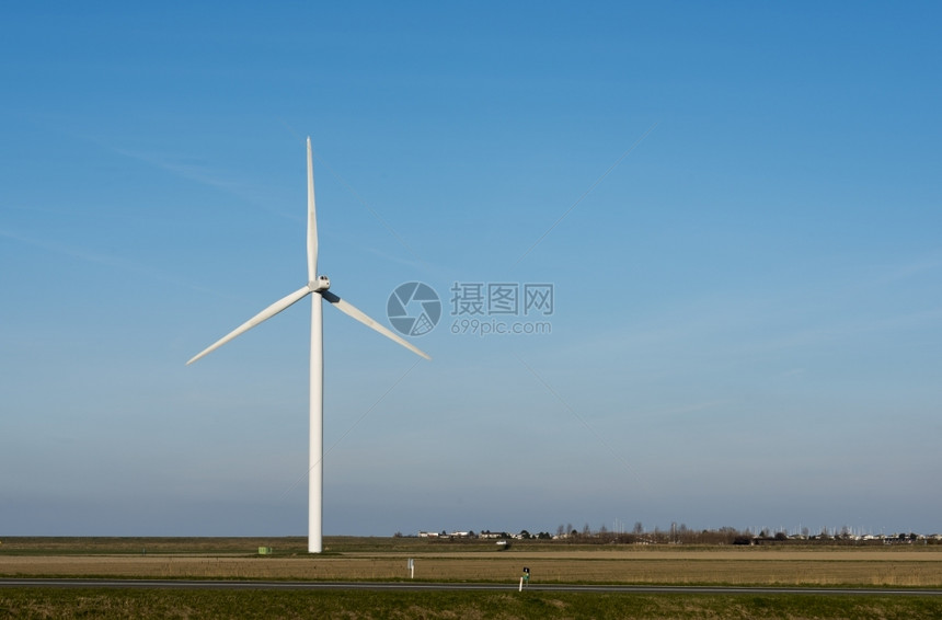 环境春天干净的单白色风车有蓝的夏日天空和绿色农田背景上还有农场前面汽车在街道上图片