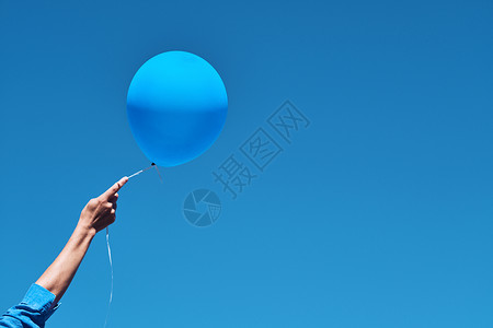 庆祝蓝气球在色天空背景的气球上女孩手握着白绳上的球与复制空间密闭梦保持背景图片
