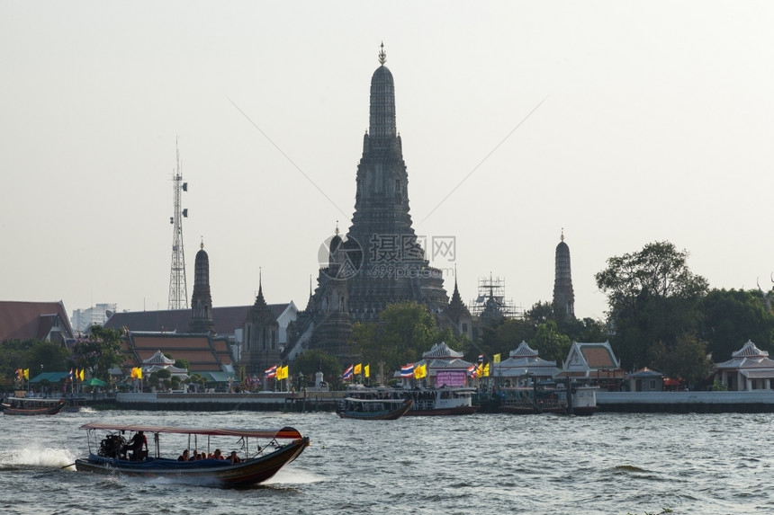 东笏披耶长尾船在河中游渡长尾船旅泰国客到旅行背景是WatArun图片