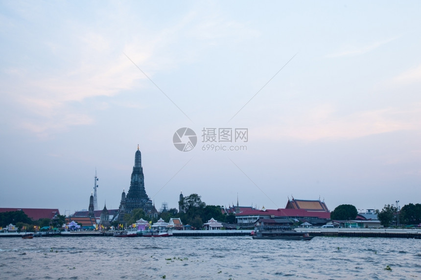 天攀登披耶长尾船在河中游渡长尾船旅泰国客到旅行背景是WatArun图片