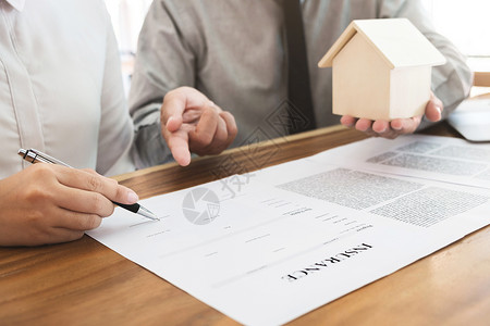 形式与政策保险代理商解释如何与客户协商签署保单表格和险代理商解释形式销售财产背景