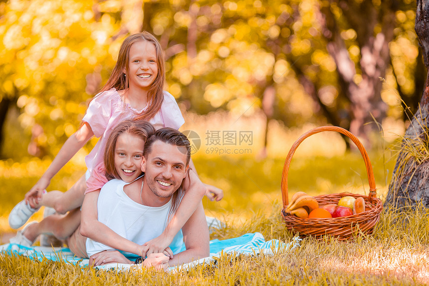 快乐的家庭爸和孩子的幸福家庭在公园野餐快乐父亲和小水手在湖边放松草地俏皮愉快图片