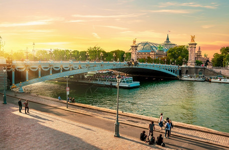 艺术建造日落时分在巴黎亚历山大三世桥附近的堤岸图片