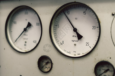 感测仪技术具有大量测仪表和灰色的苏联旧压力计蒸汽金属背景