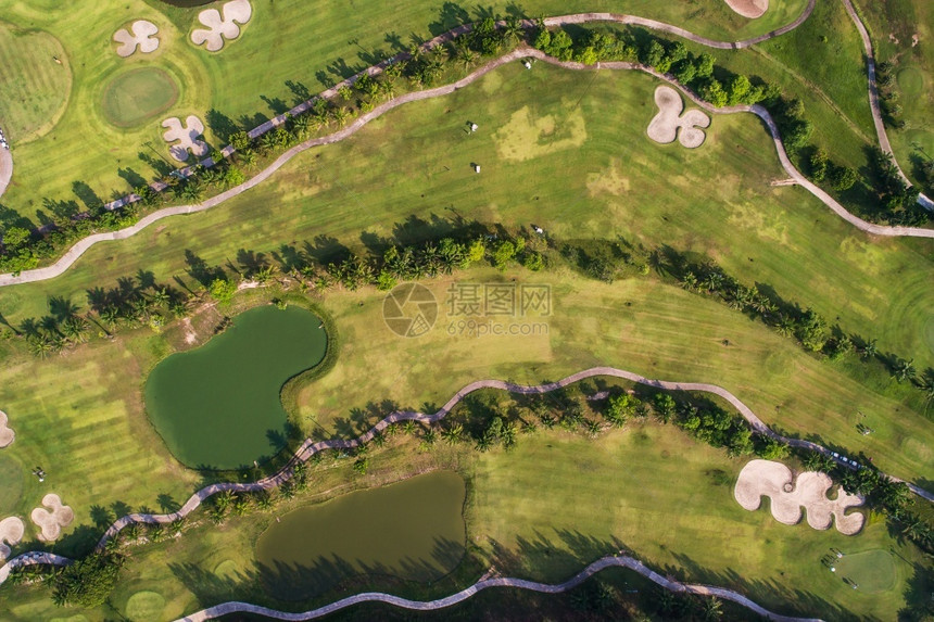 无人机与高尔夫湖和体育俱乐部一起观看森林和高尔夫球场的空中摄影玩地图片