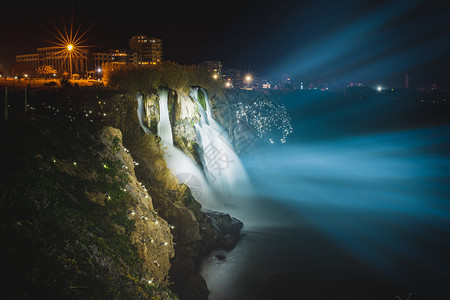 旅游奏鸣曲地中海夜间在安塔利亚高敦瀑布长时期于安塔利亚图片