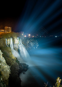 旅游的晚上夜间在安塔利亚高敦瀑布长时期于安塔利亚采取图片
