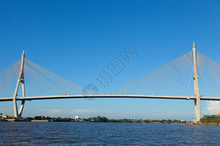 驾驶Bhumibol桥A河上的一座桥梁连接空间旅行的通道船游图片