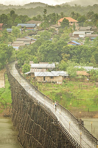 景观天空树泰国Kanchanaburi与河流和山的木桥图片