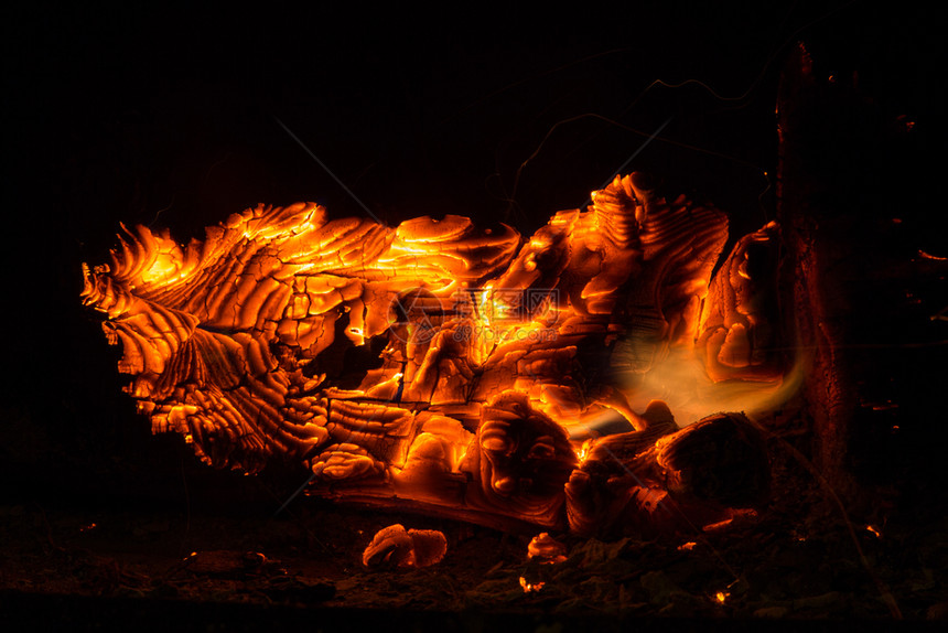 火焰燃烧木柴的壁炉视图水平假期图片