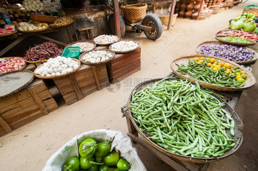 传统市场的当地水果和蔬菜图片