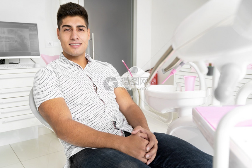 在牙诊所接受治疗的男性图片