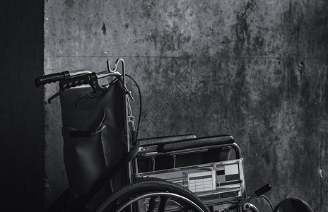 黑色背景下的轮椅图片