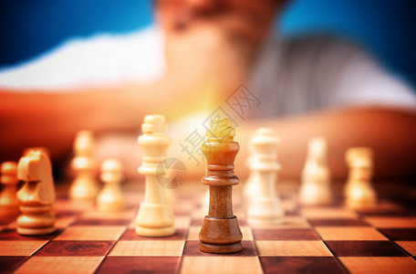 玩手机游戏的人人们专业的战术棕色国王象棋的选择重点以及竞争中商人思维战略和竞争对手评价的背景领导力概念商业战略企205设计图片
