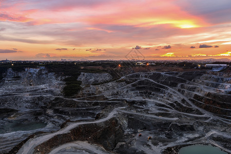 韦尔瓦矿工自然美丽的阳光和多云天空中观视开放采石场工业煤炭背景