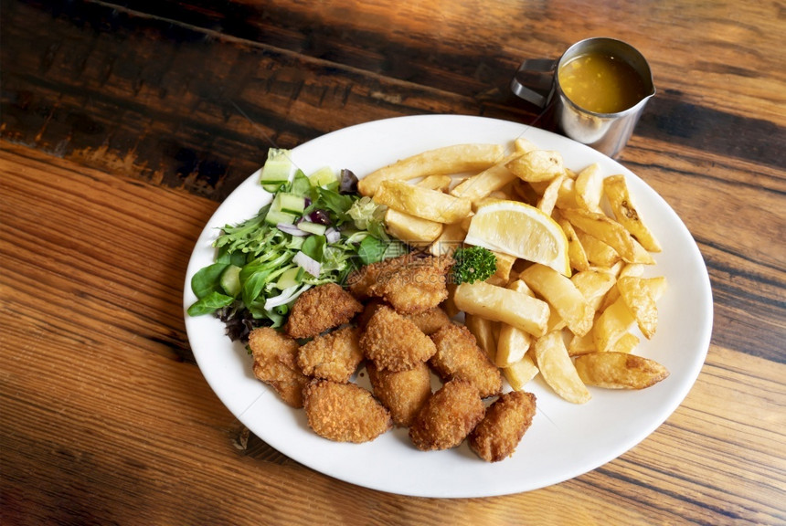 金的鱼家制木薯和片上面加混合蔬菜沙拉和柠檬英国传统菜单新鲜食品选择重点新鲜的图片