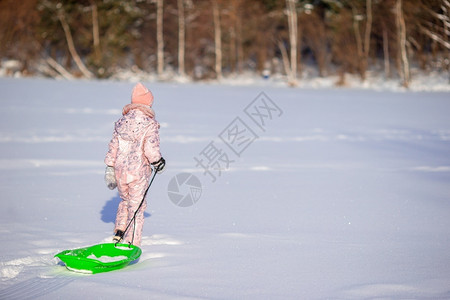 在户外玩雪的小女孩图片