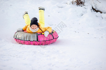 在户外雪场玩雪的小女孩图片