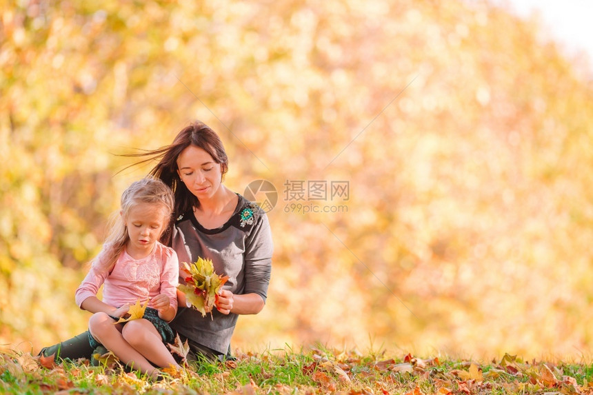 秋天在奥斯托贝尔小女孩的秋天公园与母亲一起户外公园露营的秋天小女儿和年轻母亲活动可爱的享受图片