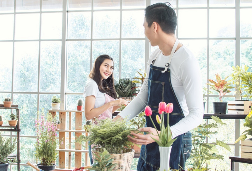 生长屋爱亚洲年轻夫妇在家庭自然Hobby内政和情人概念的节假日和园艺植物中共渡时间图片