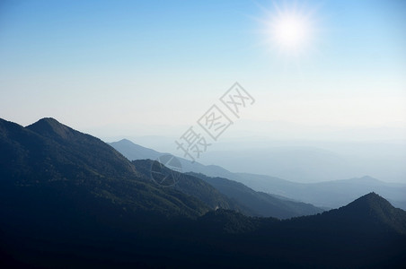 山上美丽的日落天空与清迈的DoiInthanon公园泰山和日落自然麦景观背景图片