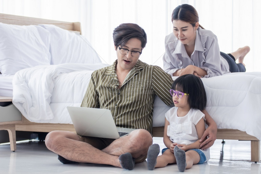 女士沟通年轻的一个温暖家庭在节假日共度一个温暖的家庭在一起时间小女孩正在使用笔记本电脑在线学习图片