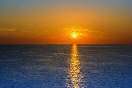 风景优美黄昏地中海的美丽夕阳落日风景图片