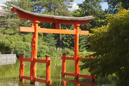 红色的和谐日本花园池塘红色锌塔植物图片