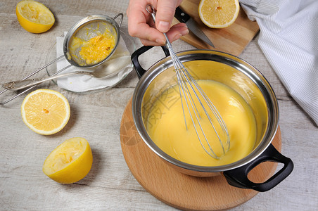 柑橘新鲜准备的柠檬罐头果汁上的奶油在一个酱盆里用胡须抽打美味的挤压图片