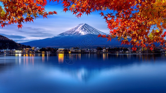 日本人树叶山町清晨藤和川口子湖秋天在日本矢马纳奇的藤田山图片