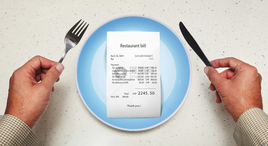 餐厅访客的空盘子上账单手昂贵经济图片