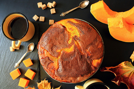 黄油烘烤美食南瓜巧克力蛋糕底黑背景有秋叶风顶端图片