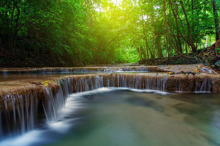 自然秋天泰国Kanchanaburi深林的瀑布与树木橙图片