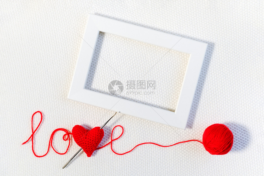 颜色象征Valentinersquos日或婚礼背景红色针织卷心字爱线球和针织背景上的白色框架模板设计情人节卡片邀请模拟顶视图Va图片