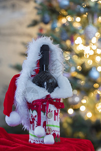 红酒和瓶子背景圣诞树上的散灯模糊圣诞礼物假日概念与复制空间前夕浪漫的假期图片