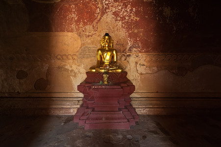 缅甸巴甘王国古老佛教寺庙的建筑在一座塔废墟内建有缅甸金佛像保佑历史的塔背景图片